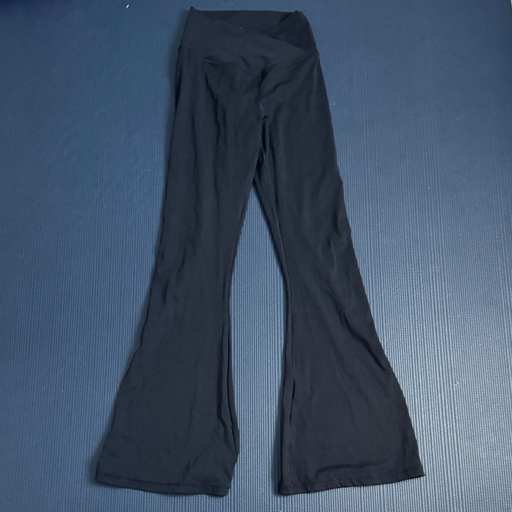 Sunzel Black Flare Yoga Pants/ leggings, Medium, Excellent Condition